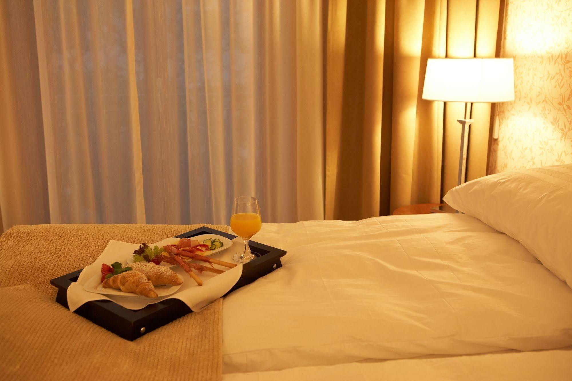Hotel Ambassador Košice Buitenkant foto